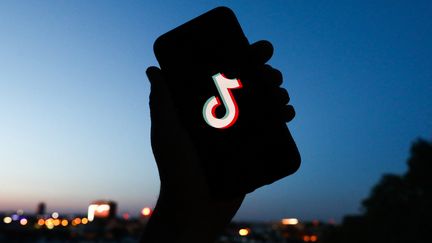 Logo de TikTok sur l'écran d'un smartphone, le 6 juin 2022 à Cracovie, en Pologne (JAKUB PORZYCKI / NURPHOTO / AFP)