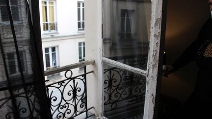 Rachida est menacée d'expulsion à partir du 1er juin 2021 pour impayés de loyer. Elle vit dans un appartement en très mauvais état à Paris. (CLAIRE LEYS / RADIO FRANCE)