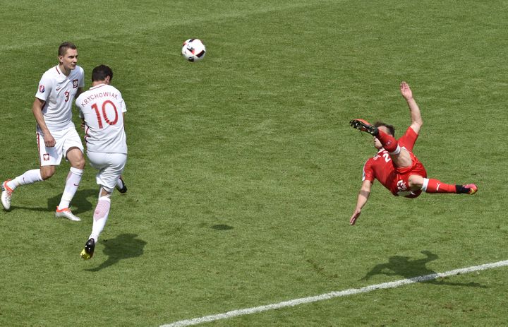 Le geste imparable de Xherdan Shaqiri. Le plus beau but de l'Euro ? (JEAN-PHILIPPE KSIAZEK / AFP)