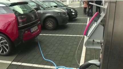 Une cabine téléphonique en Allemagne, qui sert également de borne de recharge électrique. (CAPTURE ECRAN FRANCE 2)