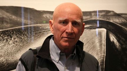 Sebastião Salgado devant une de ses photos de baleines, à la Maison européenne de la photographie, à Paris, qui expose son projet "Genesis" (24 septembre 2013)
 (Ginies / SIPA)