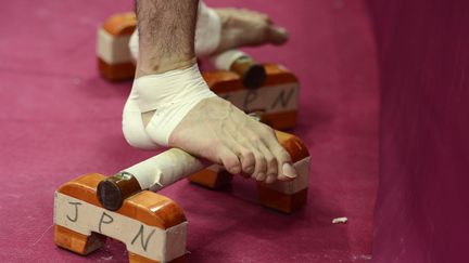 Le champion olympique de gymnastique Kohei Uchimura qui attend son tour lors du concours g&eacute;n&eacute;ral le 1er ao&ucirc;t lors des JO de Londres.&nbsp; (DYLAN MARTINEZ / AFP)