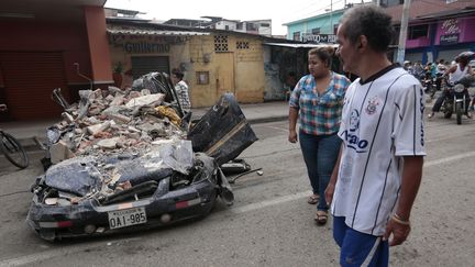 "Nous sommes confrontés à une tragédie d'ampleur", déplore&nbsp;le président Rafael Correa, en visite au Vatican, et qui devait regagner son pays&nbsp;dimanche soir. Il a annoncé une aide budgétaire d'urgence "d'environ 600 millions de dollars". (JUAN CEVALLOS / AFP)