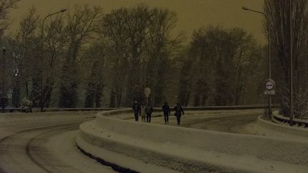 Des personnes marchent sur la N118, près de Velizy-Villacoublay (Yvelines), le 6 février 2018. (SAMUEL BOIVIN / AFP)