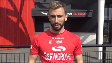 Le footballeur de Guingamp, Nicolas Benezet, va offrir des protège-tibias personnalisés à tous les finalistes de la Coupe de la Ligue. (CAPTURE D'ÉCRAN)