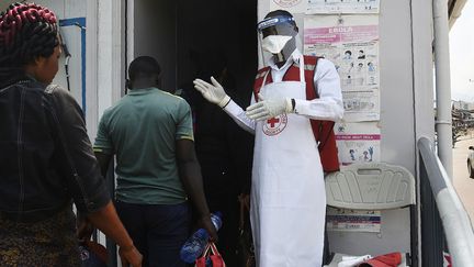 Des personnes sont reçues dans un centre de santé à Mpondwe (Ouganda),&nbsp;à la frontière&nbsp;avec la RDC, le&nbsp;13 juin 2019.&nbsp; (ISAAC KASAMANI / AFP)