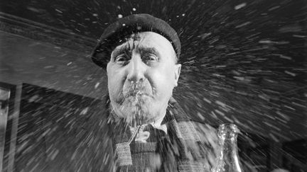 Un consommateur français recrachant le contenu d'une bouteille de Coca-Cola, à Paris, en avril 1950. (MARK KAUFFMAN / THE LIFE PICTURE COLLECTION)