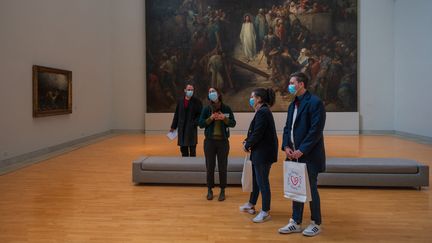 En donnant leur sang ils gagnent le droit de voir une partie de l'exposition du Musée de d'art contemporain de Strasbourg fermée pour cause de Covid. (PATRICK HERTZOG / AFP)