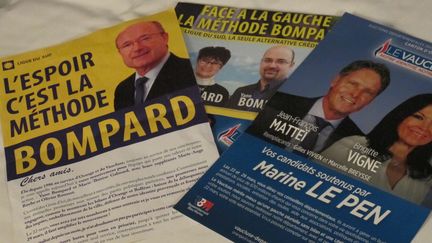 Les tracts des candidats Ligue du Sud et Front national, qui s'affrontent dans le canton d'Orange (Vaucluse). (ILAN CARO / FRANCETV INFO)