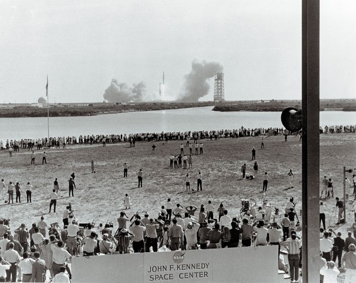 De nombreux Américains assistent au décollage de la fusée Saturn V emportant à son bord la mission Apollo 11 le 16 juillet 1969. (NASA / AFP)