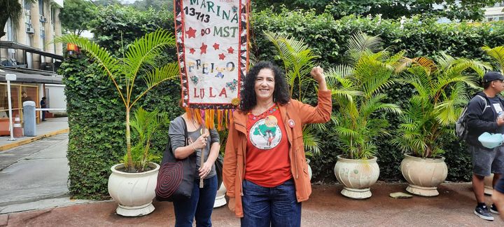 Marina Do Santos, députée&nbsp;du parti des travailleurs de Lula dans l’État de Rio, en pleine campagne&nbsp;devant une université privée. (SANDRINE ETOA-ANDEGUE / RADIO FRANCE)