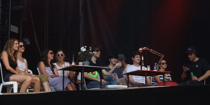 Les amis de Mac Demarco attablés comme pour un apéro sur la Grande scène pendant son concert dimanche à Rock en Seine.
 (Gilles Scarella / FTV)