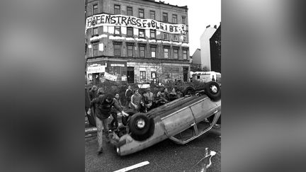 Manifestation violente dans le quartier alternatif de Hafenstrasse, à Hambourg (Allemagne), en novembre 1987. (AFP)