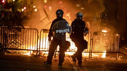 Les forces de l'ordre interviennent durant une manifestation contre les violences policières et le racisme devant la Maison Blanche, à Washington (Etats-Unis), le 31 mai 2020. (SAMUEL CORUM / AFP)