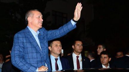 Recep Tayyip Erdogan au soir de sa victoire lors de la présidentielle, le 10 août 2014, salue ses partisans à Ankara. (FATIH AKTAS / ANADOLU AGENCY)