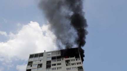 Quatre personnes sont mortes dans l'incendie d'un immeuble de 18 étages à Aubervilliers, jeudi 26 juillet 2018. (THOMAS SAMSON / AFP)