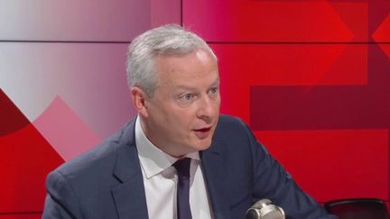 Bruno Le Maire, ministre de l'Économie et des Finances, a annoncé, mardi 18 avril, vouloir traquer les bénéficiaires d'aides sociales qui les transfèrent à l'étranger, notamment au Maghreb. Des propos qui ont suscité la colère de l'opposition de gauche. (FRANCE 2)