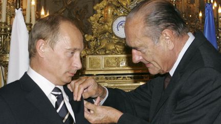 Jacques Chirac remet la Légion d'honneur à Vladimir Poutine, le 22 septembre 2006, à Paris. (VLADIMIR RODIONOV / ITAR-TASS / AFP)