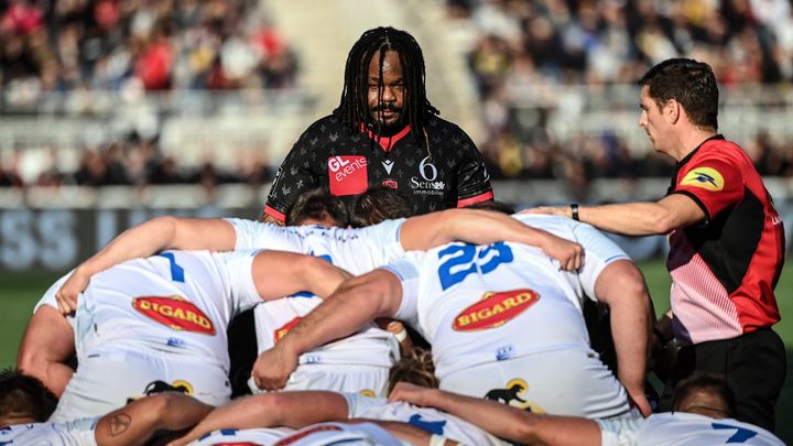 Mathieu Bastareaud derrière la mêlée, lors de Lyon-Castres, au stade Gerland, le 6 novembre 2021. (OLIVIER CHASSIGNOLE / AFP)