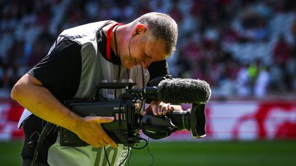 Un cameraman lors de la rencontre de Ligue 1 entre le LOSC et le FC Nantes, le 20 août 2023. (MATTHIEU MIRVILLE / AFP)