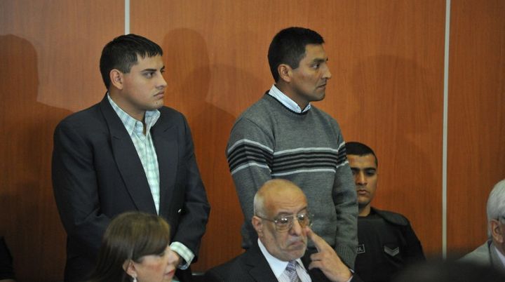 Debout, de g. &agrave; dr.,&nbsp;Daniel Vilte Laxi et&nbsp;Santos Clemente Vera, deux des trois hommes accus&eacute;s d'avoir viol&eacute; et tu&eacute; deux Fran&ccedil;aises, assistent au premier jour de leur proc&egrave;s &agrave; Salta (Argentine), le 25 mars 2014. (NESTOR TRONCOSO / AFP)