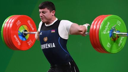 JO 2016 : un haltérophile arménien se retourne le coude