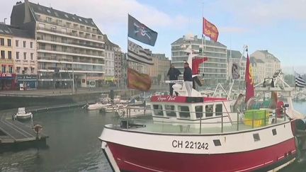 Les pêcheurs de Cherbourg (Manche) et du Havre (Seine-Maritime) ont protesté vendredi 24 septembre au matin contre l'installation de parcs éoliens au large des côtes. Reportage. (FRANCE 2)