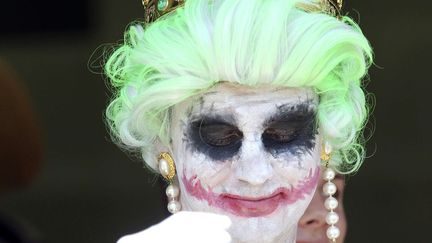 Un supporter anglais est d&eacute;guis&eacute; en reine d'Angleterre au deuxi&egrave;me jour des "ashes", tests match de cricket opposant l'Angleterre &agrave; l'Australie &agrave; Brisbane (Australie), le 22 novembre 2013. (TERTIUS PICKARD / AP / SIPA)