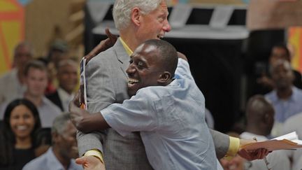 L'ancien pr&eacute;sident am&eacute;ricain Bill Clinton est remerci&eacute; chaleureusement pour avoir contribu&eacute; &agrave; l'ouverture d'un parc industriel cr&eacute;ateur d'emplois &agrave; Caracol (Ha&iuml;ti), le 22 octobre 2012. (MAXPPP)