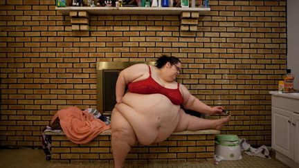 A 44 ans, Donna Simpson tente de devenir la femme la plus grosse du monde. Ici dans sa salle de bain d'Old Bridge (New Jersey) en avril 2011, elle p&egrave;se 273 kg. (BENEDICTE DESRUS / SIPA)