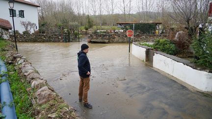 L'eau a déjà recouvert les rues de Saint-Pée-sur-Nivelle (Pyrénées-Atlantiques).&nbsp; (EMILIE DROUINAUD / MAXPPP)