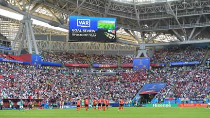 L'écran géant du stade de Kazan (Russie) annonce l'utilisation de l'arbitrage vidéo, le 27 juin 2018. (FRANK HOERMANN / SVEN SIMON / AFP)