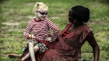 Une mère et sa fille, le 5 mai 2014, à Dar es Salaam, en Tanzanie. (BUNYAMIN AYGUN / MILLIYET DAILY / AFP)