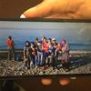 La famille Ashour pose sur une plage de l'&icirc;le de Lesbos (Gr&egrave;ce), en ao&ucirc;t 2015. Majd est &agrave; gauche, de dos, Msalam est au centre, le pouce lev&eacute;, Wissa &agrave; sa droite. (THOMAS BAIETTO / FRANCETV INFO)