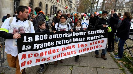 Des familles dont les enfants adoptifs sont bloqués en République démocratique du Congo manifestent à Paris, le 19 décembre 2016. (ALAIN JOCARD / AFP)