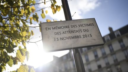 Une plaque en mémoire des victimes des attentats de Paris, boulevard Voltaire. (STEPHANE DE SAKUTIN / AFP)