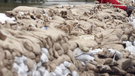 A Sremska Mitrovica, &agrave; l'ouest de Belgrade, en Serbie, un homme observe la mont&eacute;e de la Sava depuis les barrages improvis&eacute;s avec des sacs de sables, samedi 17 mai 2014.&nbsp; (DARKO VOJINOVIC /SIPA / AP)