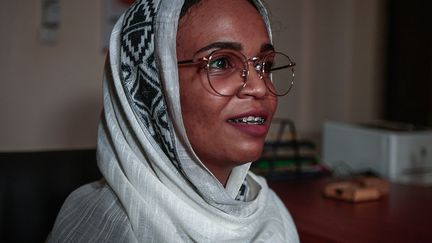 Rimaz Ahmed, directrice commerciale pour Abnaa Sayed Elobeid, l'un des principaux exportateurs agricoles du Soudan est sidérée par la décision du ministre. "Nous sommes d'accord sur le principe. Cela peut être bon pour le pays mais nous ne sommes pas du tout préparés, nous n'avons ni les machines, ni le savoir-faire. Cela prendra du temps et, en attendant, nous avons perdu nos gros clients. (…)&nbsp; C'est comme si la France interdisait du jour au lendemain l'exportation de vin ou si l'Italie cessait de vendre à l'étranger ses spaghettis", déclare-t-elle à l’AFP.&nbsp; &nbsp; (ASHRAF SHAZLY / AFP)