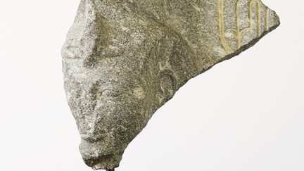 Vieux de plus de 3 400 ans, le fragment de statue volé dans le temple de Ramsès II à Abydos a été remis à l'ambassade d'Égypte en Suisse, lundi 3 juillet 2023 à Berne. (Office fédéral de la culture)