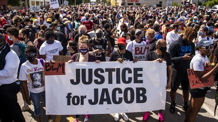 Des manifestants réclament un procès pour l'auteur des coups de feu visant Jacob Blake, le 29 août 2020, à Kenosha (Wisconsin, Etats-Unis). (STEPHEN MATUREN / AFP)