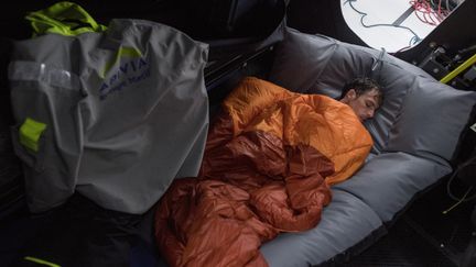 Le skipper francais Charlie Dalin récupère à bord d’Apivia, le 2 Septembre 2020, sur l’Atlantique.