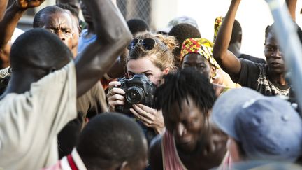 Nina Meurisse, l'actrice qui incarne Camille Lepage lors du tournage d'une scène de lynchage à Bangui, le 29 novembre 2018. (MICHAEL ZUMSTEIN/AGENCE VU)