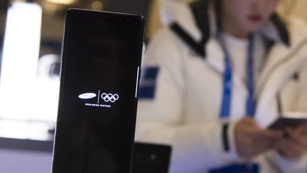 Une employée dans le "showroom" de Samsung au centre de presse de&nbsp;Pyeongchang, en Corée du Sud. (FLORIAN CHOBLET / AFP)