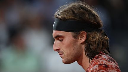 Stefanos Tsitsipas fermant les yeux face à Carlos Alcaraz, le 7 juin 2023, lors des quarts de finale de Roland-Garros. (MAXPPP)