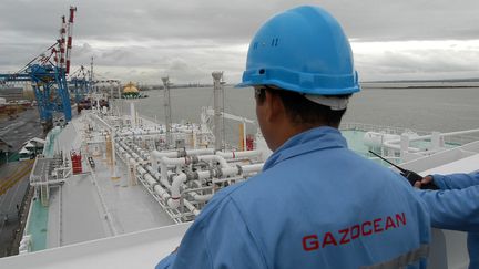 Un ouvrier sur le tanker "Provalys" au terminal méthanier de Montoir-de-Bretagne (Loire-Atlantique), le 14 février 2008. (ALAIN LE BOT / PHOTONONSTOP / AFP)