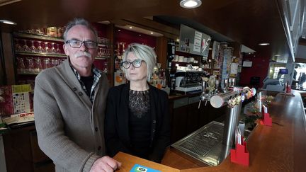 Jean-Pierre et Isabelle Fouillot, les parents d'Alexia Daval, dans le bar-restaurant à Gray (Haute-Saône), le 1er mars 2018. (MAXPPP)