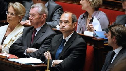 Eric Woerth à l'Assemblée le 6 juillet, entouré de plusieurs de ses collègues du gouvernement (AFP - ERIC FEFERBERG)