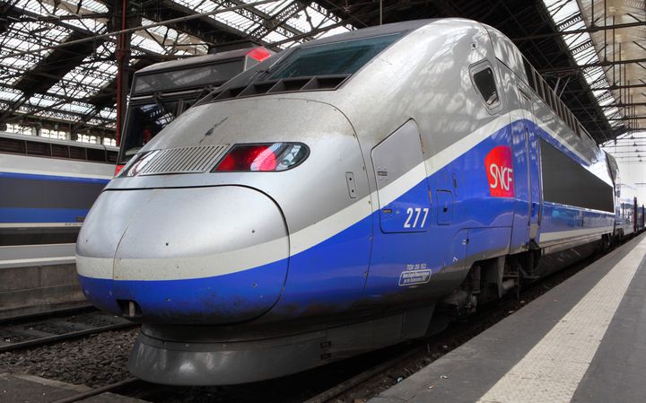 Un TGV de la SNCF &agrave; la gare de Lyon, &agrave; Paris, le 30 avril 2015. (MANUEL COHEN / AFP)