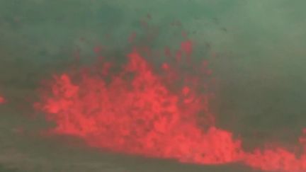 À Hawaï maintenant, un immense volcan, le Mauna Loa, est entré en éruption après une phase de repos de près de 40 ans. (France 2)