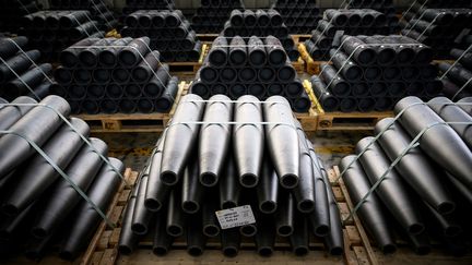 Des obus à l'atelier des « Forges de Tarbes » qui produit des obus de 155 mm, la munition pour les canons d'artillerie César français utilisés par les forces armées ukrainiennes. (LIONEL BONAVENTURE / AFP)